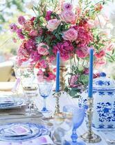 Букет с роз и гортензий на сервированном столе