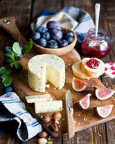 Сыр с инжиром и сливами