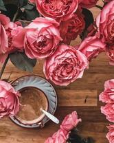 Букет пастельных роз и чашечка кофе