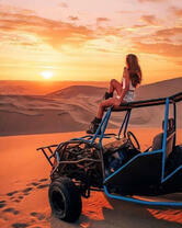 Девушка на баги среди пустыни