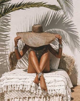 Девушка в шляпе с огромными полями