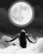 Обнаженная девушка на фоне полнолуния