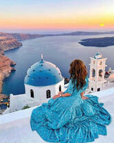 Девушка на крыше с видом на Санторини