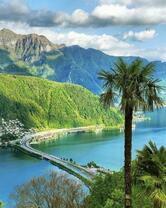 Красивый пейзаж с озером среди гор