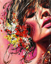 Портрет девушки на розовом фоне