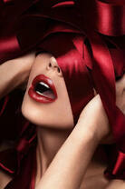 Девушка с красной лентой