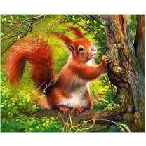 Любопытная белочка на старом дереве