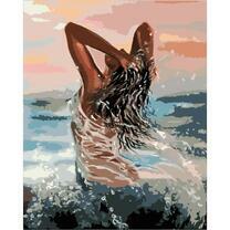 Обнаженная девушка в морской волне