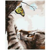 Котёнок играет с желтой бабочкой