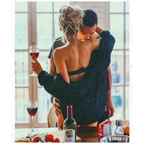 Влюблённые на кухне с вином