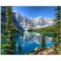 Отражение заснеженных гор в озере