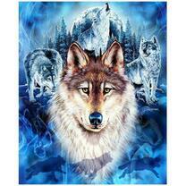 Портрет серого волка на фоне зимних гор