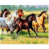 Разномастные лошади на лугу