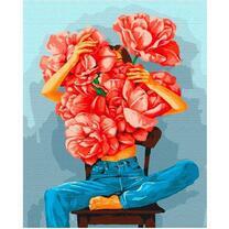 Девушка в джинсах с огромными цветами