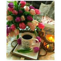 Чашка кофе и букет разноцветных тюльпанов