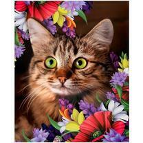 Милая кошечка среди ярких цветов