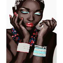 Красивая темнокожая девушка