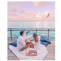 Романтик на причале у моря