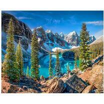 Озеро в окружении заснеженных гор