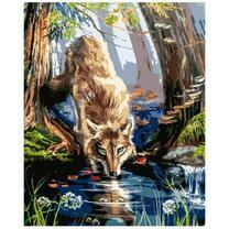 Старый волк на водопое в лесу