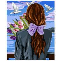 Девушка с тюльпанами любуется морем