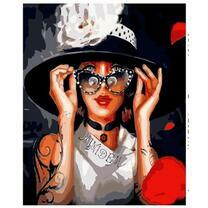 Стильная леди в черной шляпке