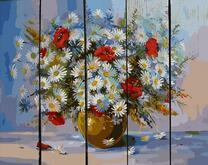 Букет белых ромашек и маков в вазе