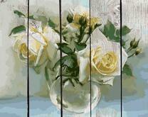 Три белых розы в прозрачном кувшине