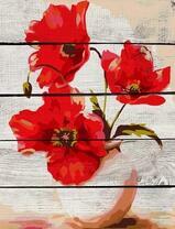 Три мака в белой вазочке