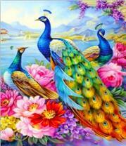 Три павлина, яркие цветы и озеро