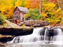 Водяная мельница на осенней реке в лесу
