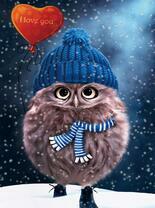 Маленький совенок в шапке и с шариком
