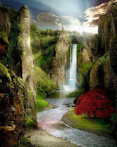 Прекрасный водопад в солнечных лучах