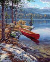 Каное на берегу озера у осеннего леса