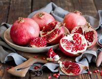 Спелые и сочные гранаты на тарелке