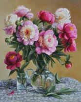 Букет пионов в прозрачном кувшине