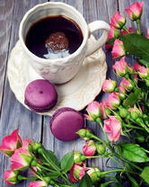 Крепкий кофе, розы и макаруны