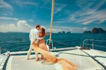 Поцелуй на яхте в море
