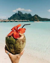 Кокосовый коктейль у океана