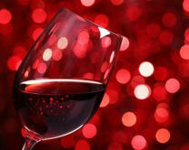 Бокал с вином и праздничные огни