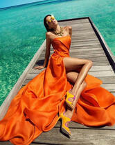 Девушка в оранжевом платье на причале
