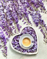 Кофе среди сиреневых цветов