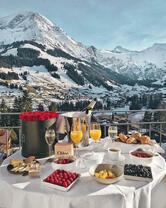 Завтрак с видом на заснеженную гору