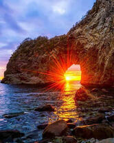 Лучи солнца пробиваются сквозь гору