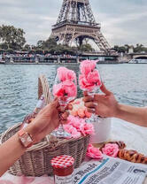 Бокалы с розами на фоне Эйфелевой башни