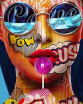 Девушка в очках и с леденцом