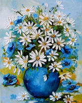 Букет ромашек с васильками в синей вазе