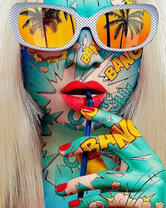 Девушка в очках с пальмами