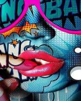 Девушка в очках с красной помадой