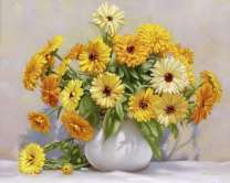 Белая ваза с маленьким букетиком цветов